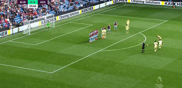 上海久事以111-72大胜四川丰谷，展现强大实力，全队多点开花，四川队虽努力但难敌强队。