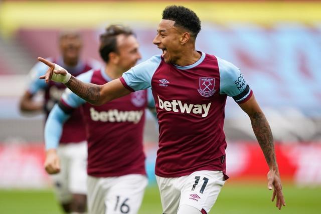 记者：汶马探赛后与海港助教约翰交换队服，两人曾在横滨合作