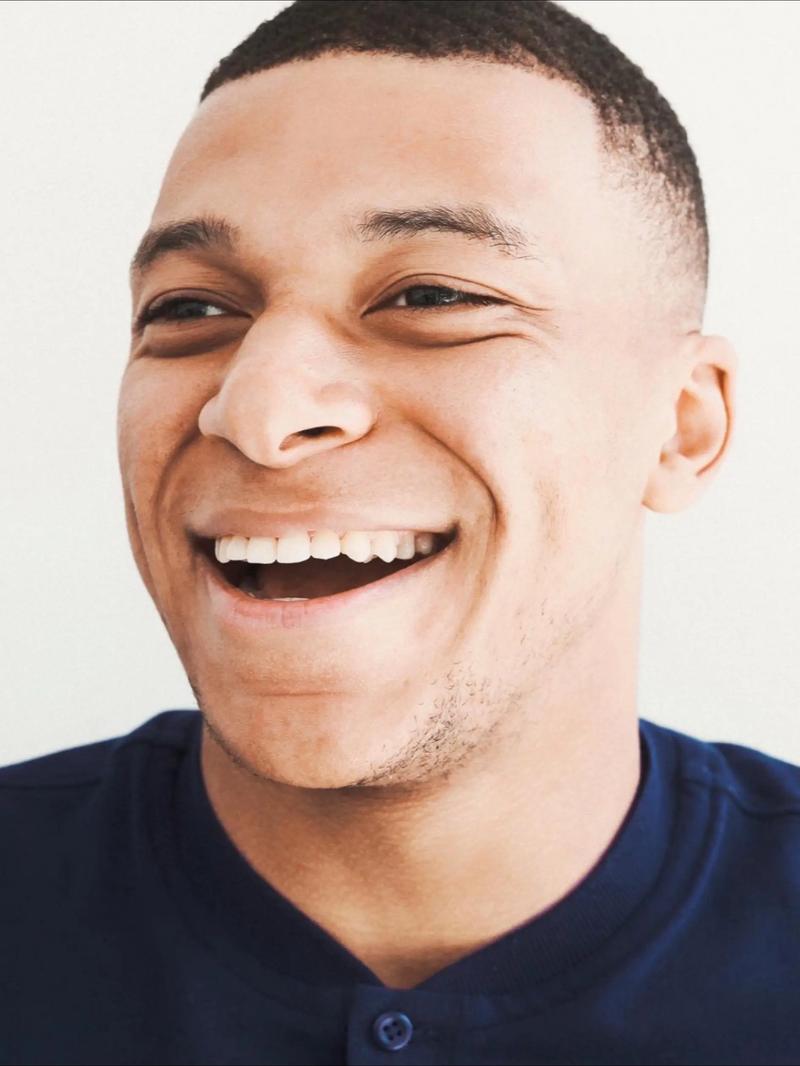 主裁：夸安萨拉拽丘库埃梅卡没判罚？这是极轻微、无效的拉拽